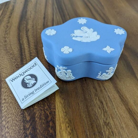 Wedgwood Pentafoil Jasperware Candy Box Pale Blue Cloud Shape 4"x1.5" - Picture 2 of 9